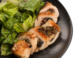 Курячий рулет із чорносливом - фото з відкритих джерел