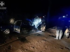 У Центрально-Міському районі вночі рятувальники гасили вогонь в автомобілі: подробиці