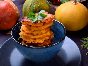 Гарбузові оладки на блакитній тарілці/фото з відкритих джерел