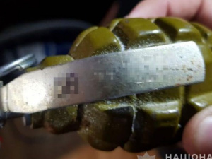 У Кривому Розі правоохоронці затримали чоловіка, який погрожував підірвати гранату
