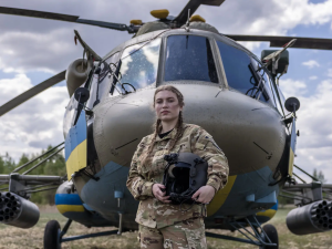 Дівчина серед чоловіків - фото з відкритих джерел