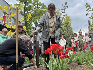 Це більше, ніж пам’ять: на території Шелтер Плюс з'явився сквер на честь героїв-волонтерів