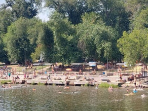 Врятуватися від спеки: криворіжці масово купаються у заборонених місцях