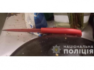 Криворізькі поліцейські затримали місцеву жительку за замах на вбивство чоловіка