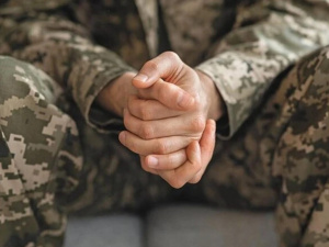 Військовий у смутку, фото з відкритих джерел 