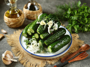 Хрусткі малосольні огірки: ідеальні пропорції для 3-літрової банки - фото з відкритих джерел