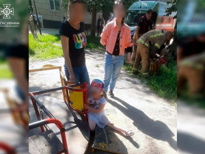 У Кривому Розі дитина застрягла в каруселі: рятувальники допомогли дівчинці