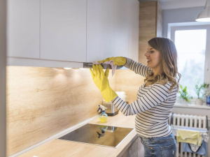 Як відмити жир із кухонних шаф: корисні домашні лайфхаки