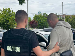 Заробляв на охочих уникнути служби: у Дніпрі затримали 21-річного юнака