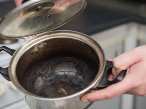 Пригоріла каструля? 4 прості способи повернути їй чистоту - фото з відкритих джерел