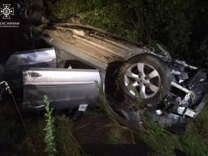 У Довгинцівському районі автомобіль впав у кювет і перекинувся: є постраждалі