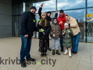 Частинка світла у темні часи: у Кривому Розі активна молодь роздає брелки-флікери
