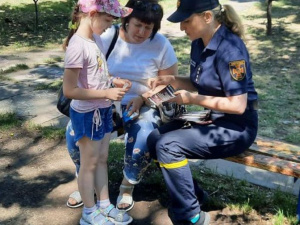Правил поводження із вибухонебезпечними предметами: криворізькі рятувальники провели профілактичні бесіди
