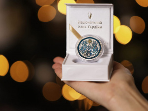 Памʼятна монета «Новорічна іграшка», фото пресслужби Нацбанку