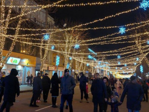 У Центрально-Міському районі засяяла ялинка