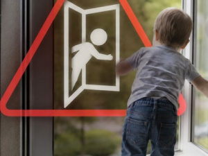 Стій, відчинені вікна: поліцейські закликають батьків подбати про безпеку дітей