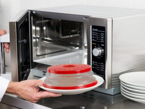 Який посуд категорично не можна ставити у мікрохвильову піч: поради