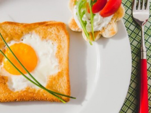 Смачний сніданок: яєчня в тості, запечена в духовці