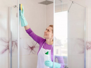 Як повернути блиск скляним дверям душової кабіни: корисні поради