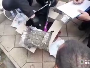 У Кривому Розі затримали молодого чоловіка, який планував відправити наркотики по всій Україні