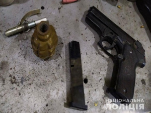 У Кривому Розі поліцейські викрили чоловіка, причетного до зберігання наркотиків та боєприпасів