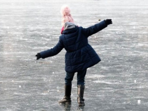 Заходи безпеки на льоду: допомога людині, яка потрапила під кригу