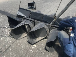 На автовокзале столб со светофором рухнул на проезжую часть