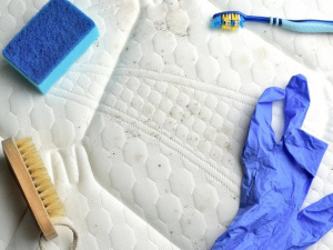 Як вивести жовті плями з матраца: прості способи очищення