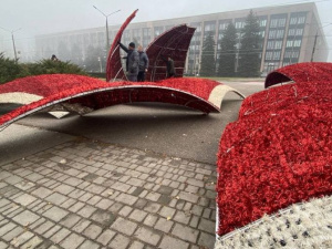 ФОТОФАКТ: у Металургійному районі встановлюють «новорічну іграшку»