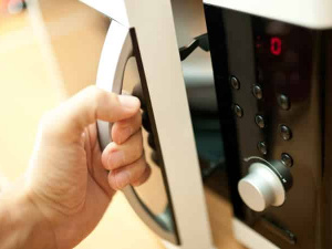 Продукти, які не рекомендують розігрівати в мікрохвильовій печі: поради