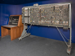 Машинний модуль з численними електронними компонентами - фото з відкритих джерел