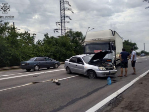 Криворізькі рятувальники звільнили водія з пошкодженого у ДТП автомобіля: деталі