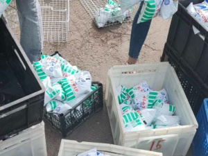 Співробітники Північного ГЗК передають переселенцям молочну продукцію