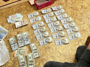 Правоохоронці Дніпропетровщини викрили на хабарі голову райсуду та посередника