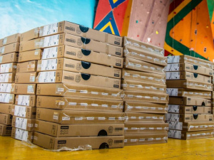 Тисяча ноутбуків для криворізьких вчителів: військова адміністрація передала у школи техніку для навчання