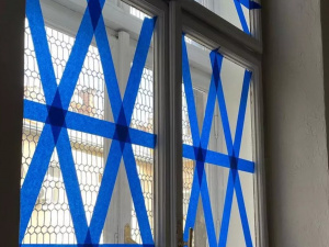 Як позбавитись скотчу на склі – кілька дієвих порад