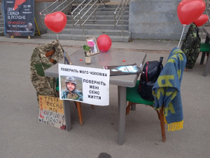 «Два серця в полоні»: у Кривому Розі рідні українських військовополонених провели мирну акцію