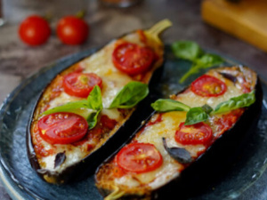 Запечені баклажани у формі човників – дуже простий рецепт