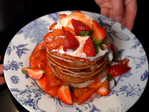 Ідеальний сніданок: простий рецепт полуничних оладок від Ярославського