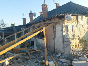 Поліція показала нові фото наслідків вчорашнього обстрілу Нікополя та Марганця