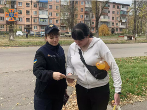 Криворізькі рятувальники проводять профілактичні бесіди із населенням