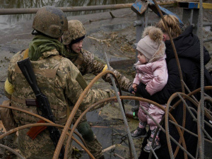 Кабмін схвалив примусову евакуацію дітей із зон активних бойових дій: деталі