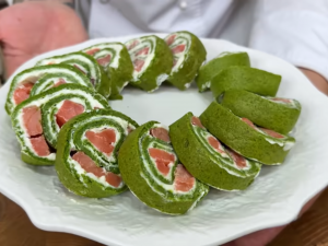 Ніжний рулет із зелені та червоної риби - фото скриншот з відео