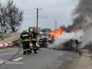 Наїхав на поліцейського та врізався в бетонний блок: на блокпосту Дніпропетровщини сталося ДТП