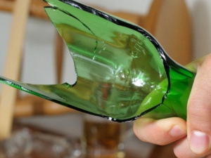 Вдарив пляшкою, фото ілюстративне