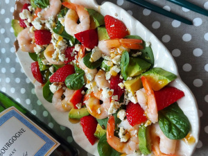 Літній салат із полуницею, сиром та креветками - фото з відкритих джерел