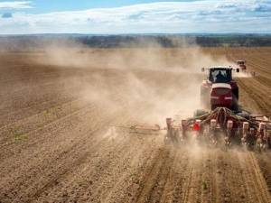 На Дніпропетровщині почали сіяти пізні ярові культури