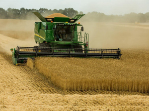 Жнива 2023: аграріям Криворіжжя дозволили збирати урожай вночі