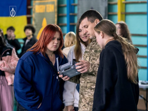  Молодь Кривого Рогу вчиться працювати з дронами: військові 129 ОВМБр провели тренінг  для студентів