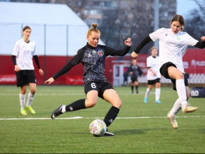 У Кривому Розі стартував благодійний футбольний жіночий турнір: хто виконав перший пас